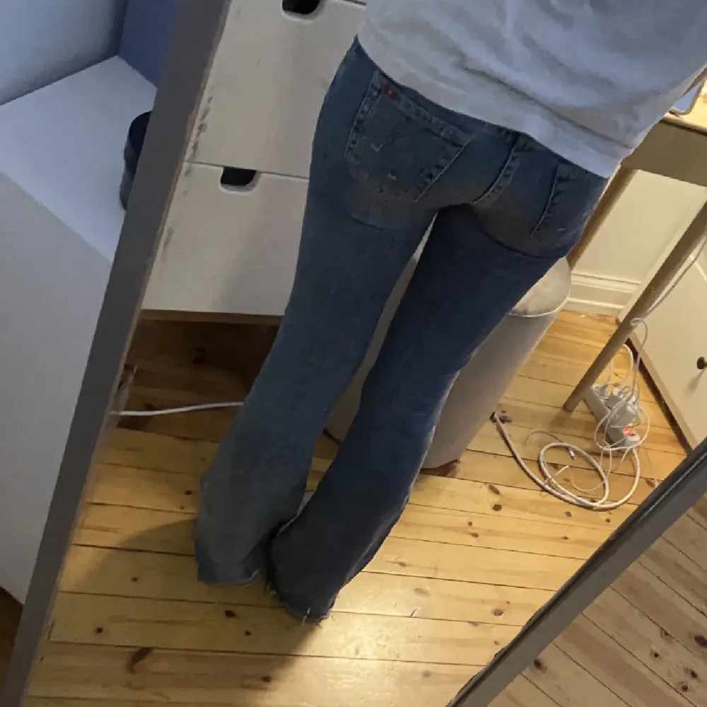 Trendiga jeans från big star som jag verkligen älskar men dom börjar bli lite väl tighta på mig. Jättebra skick. 💖💖 (BILDERNA ÄR FRÅN TJEJEN JAG KÖPTE IFRÅN) . Jeans & Byxor.