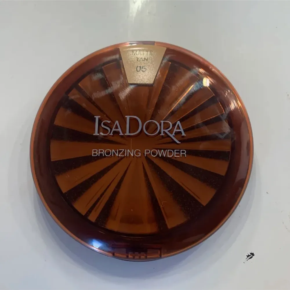  oöppnad IsaDora bronzer färgen 05 matte tan. Den är bara testad . Övrigt.