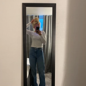 Snygga långa jeans - Långa högmidjade blåa jeans. Sitter perfekt. Endast en liten skrapa på höger låret. Annrs som nya!!