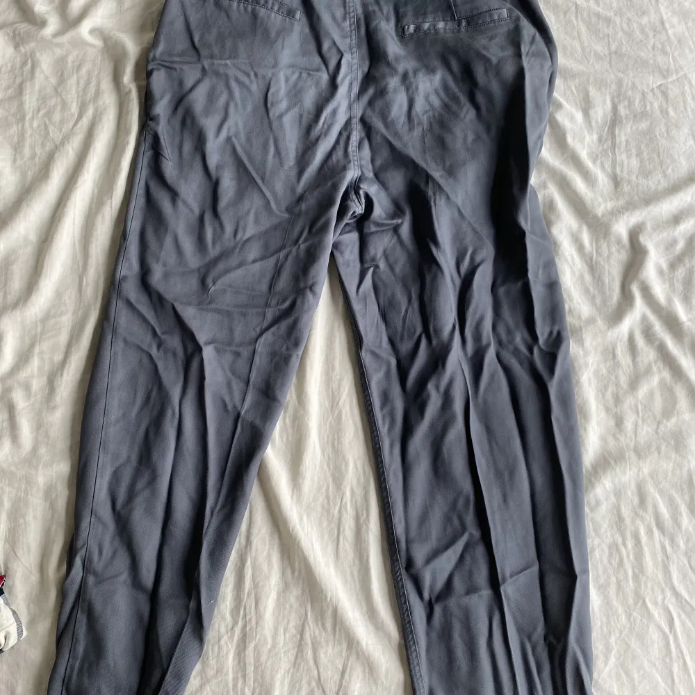Några väldigt ostrukna kostymbyxor från Carin Wester😊 (strycker innan jag skepar iväg) köparen står för frakt. Jeans & Byxor.