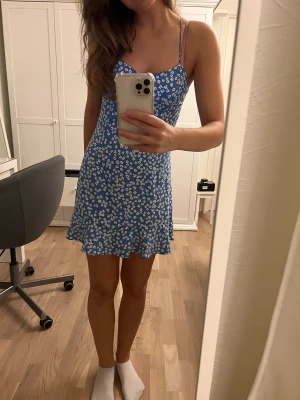 Zara blommig klänning - Sommrig klänning från zara!💙