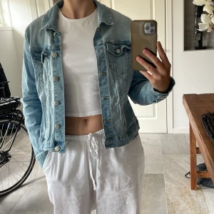 Jeans Jacka, knappt använd - Jacka i superbra skick, knappt använd och har inga fel. Säljer för att jag knappt använt den och rensar ut garderoben