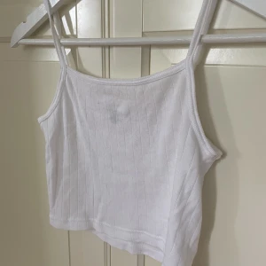 Brandy Melville Topp - Jag säljer denna jättegulliga brandy topp. Säljer eftersom den inte kommer till användning. Använd ca 3 gånger. Om ni har några frågor är det bara att skriva💘💘