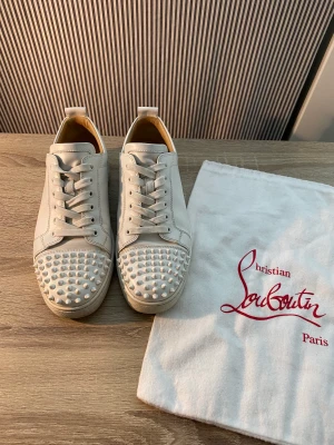 christian louboutin - Säljer ett par feta loubs i bra skick. Skorna köptes innan sommaren och säljer nu för jag inte använder de längre. Hör av er vid funderingar😀
