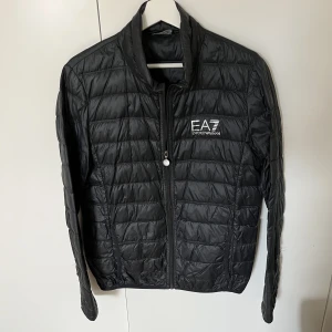 EA7 jacka - EA7 jacka strl M, inte så bra skick då den har små hål längs ena armen (syns inte alls mycket) 