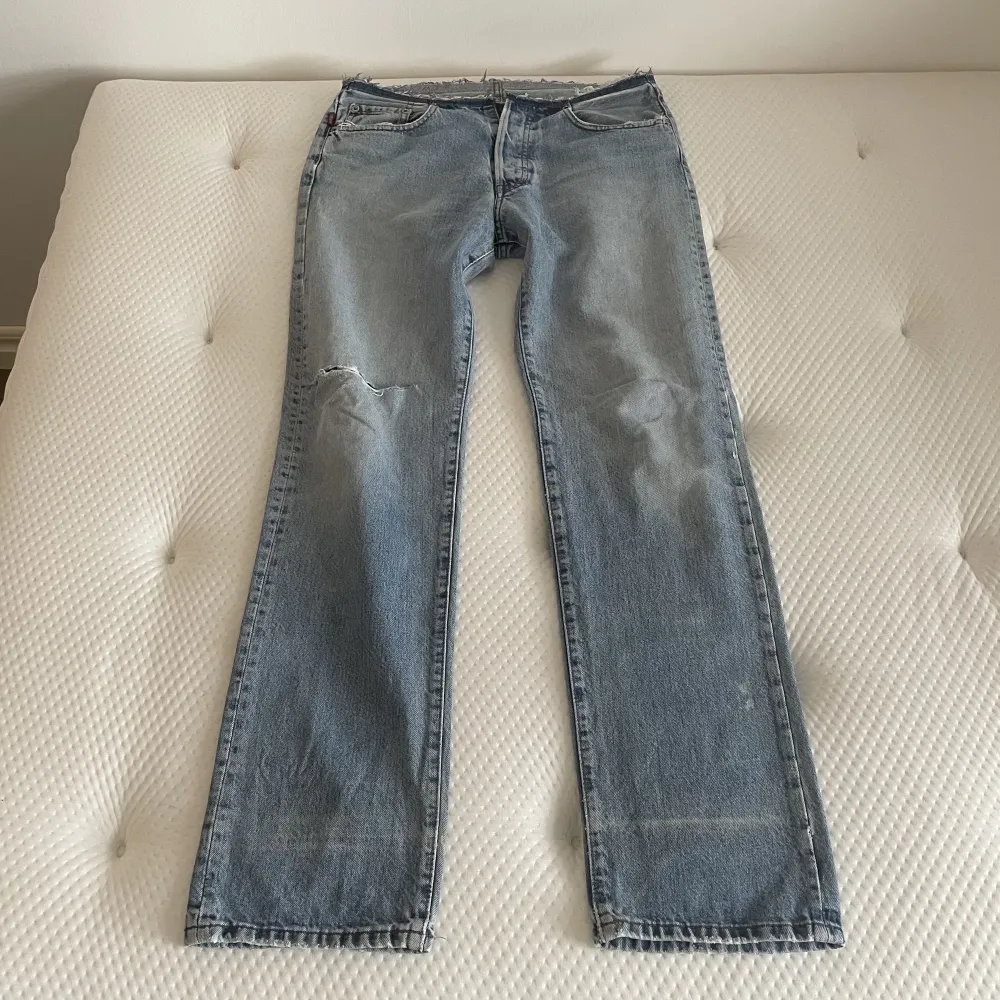 Lågmidjade 501 liknande jeans inspirerade av Mariah Careys jeans från heartbreaker musikvideon. Tyvärr är de här för stora på mig.. jag bär storlek s och de här skulle passa storlek m. Jättefint slitna enligt mig. . Jeans & Byxor.