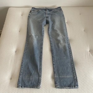 Lågmidjade jeans  - Lågmidjade 501 liknande jeans inspirerade av Mariah Careys jeans från heartbreaker musikvideon. Tyvärr är de här för stora på mig.. jag bär storlek s och de här skulle passa storlek m. Jättefint slitna enligt mig. 