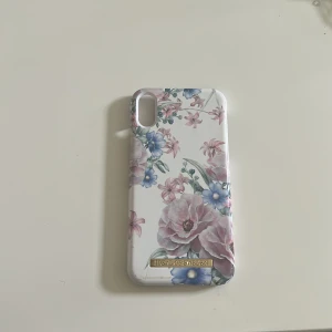 Ideal of Sweden mobilskal - Ideal of Sweden skal som passar till iPhone XR. Använt och lite små repor/skador (se bild 2 och 3) annars helt.