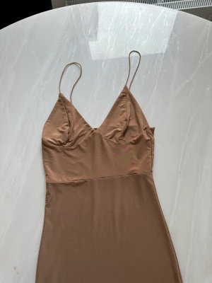 Nude bieg klänning  - Fin klänning för kväll 