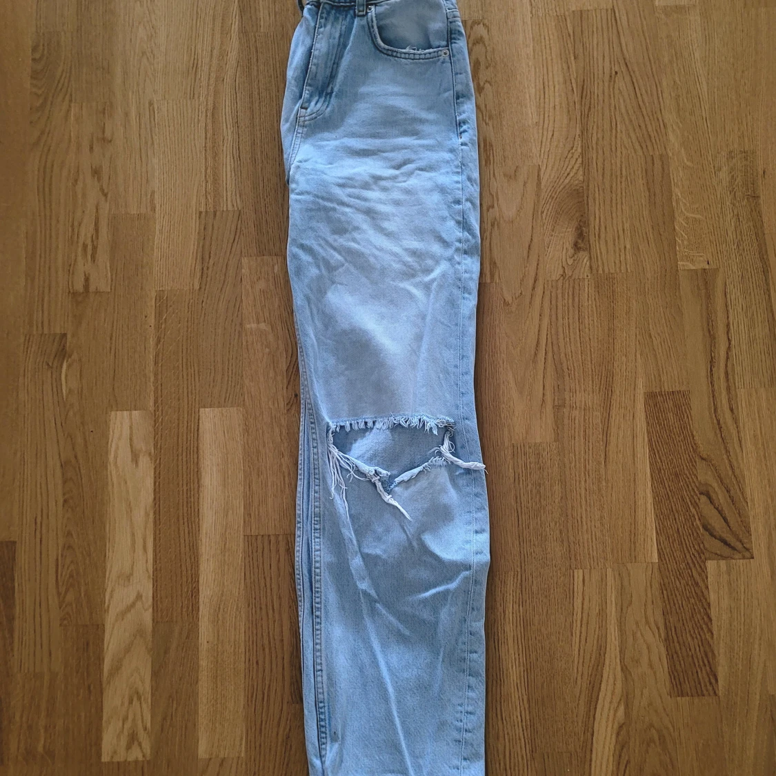 Högmidjade jeans med hål - 90