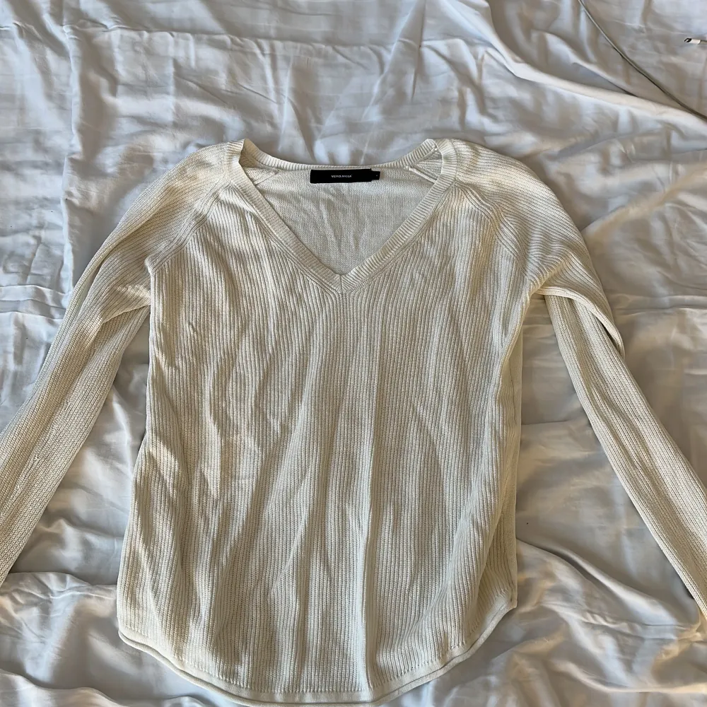 Säljer min tröja från vero Moda då jag tröttnat. Den är vit/beige.. Tröjor & Koftor.