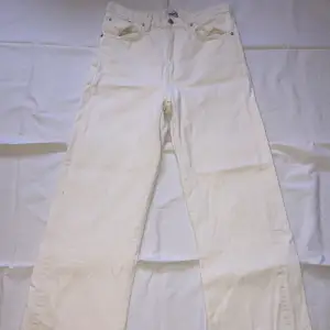 Vita vida jeans från lager 157 i modellen boulevard med fickor fram och bak, köparen står för frakten och priset går att förhandla 