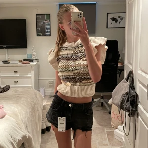 Zara väst - Säljer en super söt stickad väst från Zara. Perfekt nu till hösten då den är lite tjockare. Köparen står för frakten😊