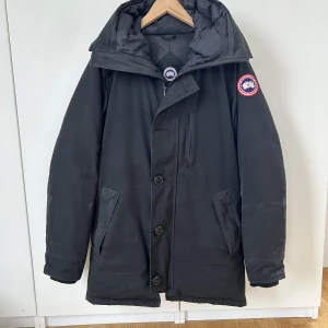 CANADA GOOSE CHATEAU PARKA - SKICK: 8/10 KÖPT: John Nells 2021 för 12.999 SKICKA MEDDELANDE FÖR FLER BILDER PRIS KAN DISKUTERAS 😊
