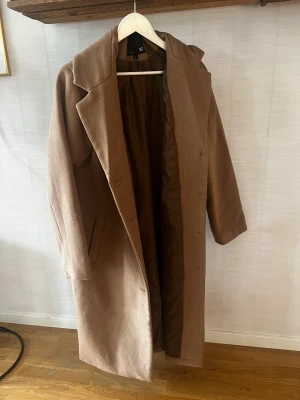 Kappa - Från lager 157  Nyskick förutom att knytet runt midjan är borta. Beige