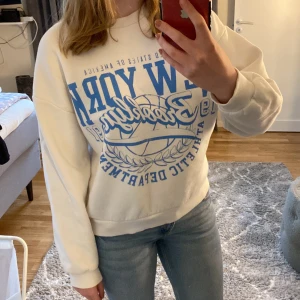 Sweater - Inget på baksidan, inga defekter på utsidan men på insidan är den lite nopprig som ni kan se på tredje bilden❤️