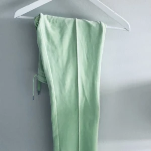 Juicy Couture set - Säljer ett superfint set från juicy couture, helt nytt och aldrig använt då dem tyvärr inte passade mig. Juicy loggan på baksidan både på tröja och byxa🫶