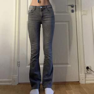 Jättefina och sköna jeans från Only i bra skick. Midjemåttet rakt över är ca 33/34cm. Innerbenslängden är ca 77cm🩷