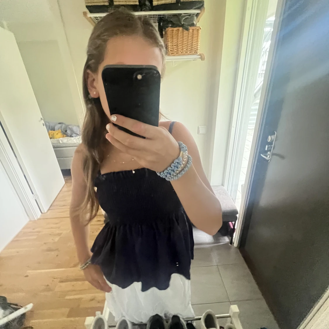 Säljer denna jätte gulliga toppen den är mörkblå har använt ca 4 gånger min syster som e 15 kan ha på sig den !💕💕 Och original priset är 175 så toppen är billiga💕💕 - 90