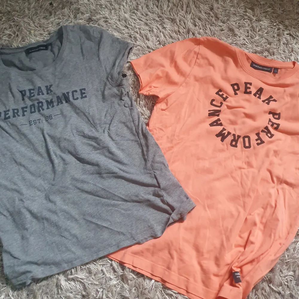 2 st peak performance tshirts i nyskick💕 säljer då jag inte använder de. De är rätt gamla, men har knappt blivit använda💕 Ingen aning om vad de är köpta för då de var en present, men säljer 1 för 50, båda föt 80💕 Använd ej köp nu!⚠️. T-shirts.