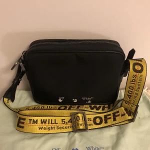 Off white  - En limiterad Off White shoulder bag som är nu till salu. Skick 8/10.  Bevis på autenticitet finns vid intresse. Priset är inte hugget i sten.