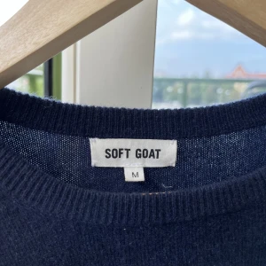 Soft goat  - Säljer denna o-Beck tröjan från soft goat då ja ba inte använder den. Fint skick och inga skador på plagget. Nypris ungefär 2300, säljer för 1195 kr. 