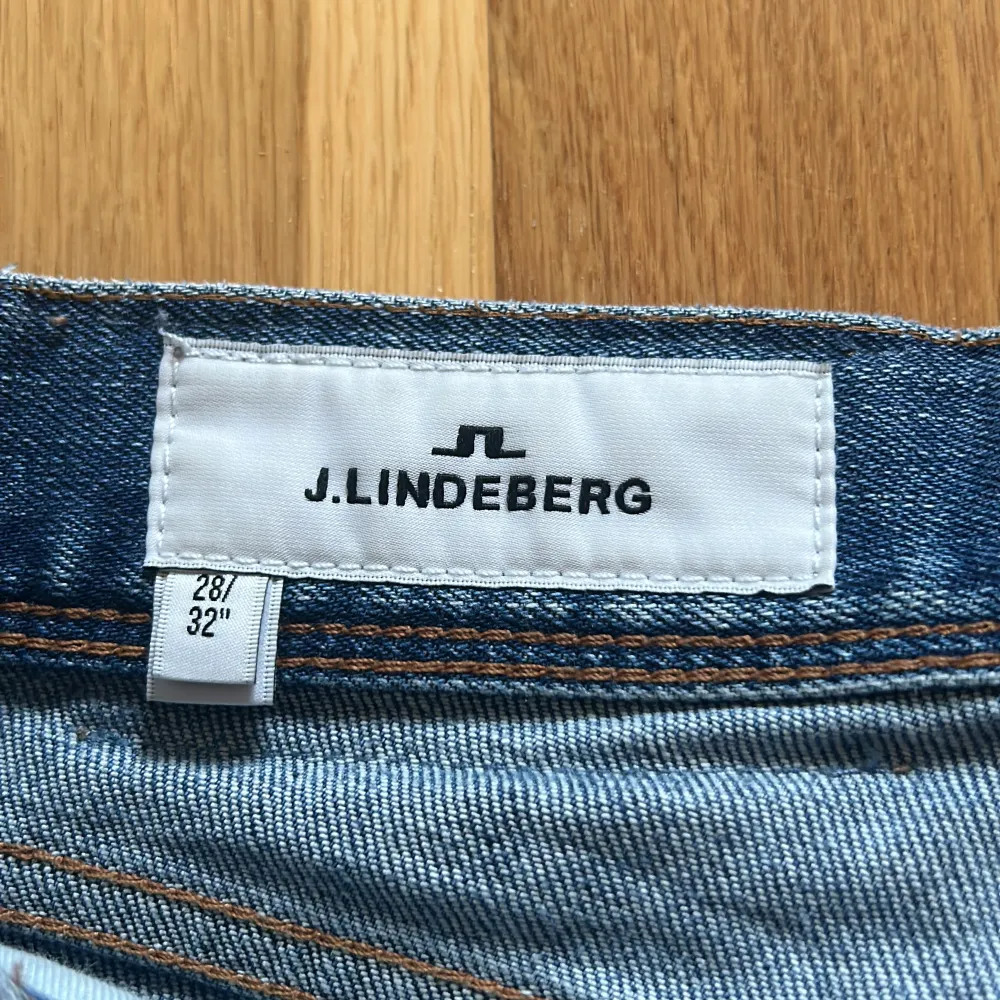 Snygga jeans från J.Lindeberg som knappt blivit använda och nu är alldeles för små och därför säljes. Mått: 28/32  Ord pris: 1300kr. Jeans & Byxor.