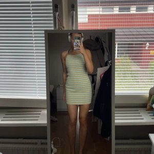 Färgglad klänning 💚 - Färgglad klänning från Pull & Bear 💚 Storlek S 