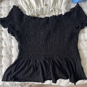 Två toppar  - Säljer dessa två toppar(tillsammans) köpta på HM och Gina tricot. Säljer gör att det faller inte mig i smaken