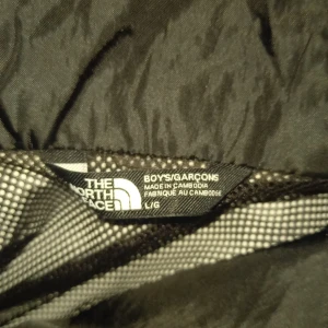 The North Face Jacka - Säljer min TNF jacka nu när den inte passar mig längre, på andra bilden ser du ett jättelitet hål på högra armen men den märks knappt. Jackan är liten!! 