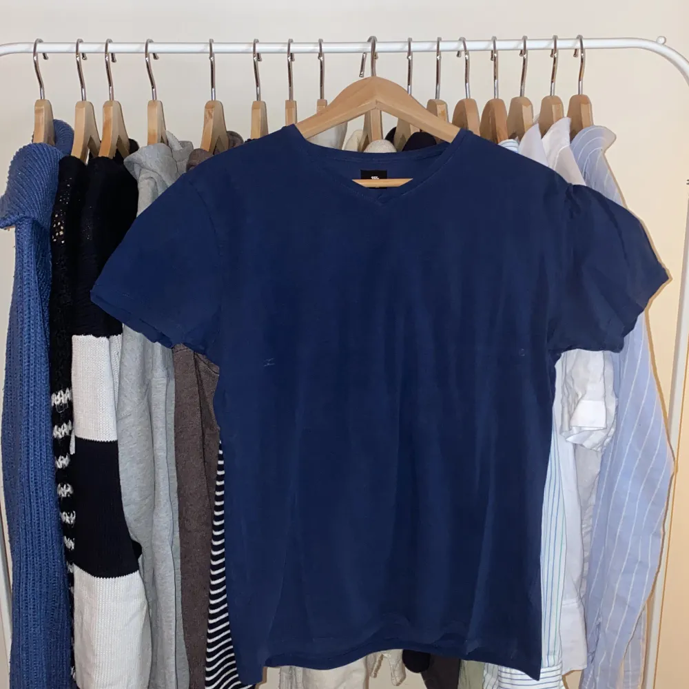 En blå t-shirt från Lager 157 i bra skick . T-shirts.