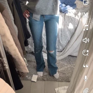 Jeans  - Jättefina jeans från pull&bear med prislapp kvar, aldrig använda💖 Storlek 34, jag på bilden är 175❤️