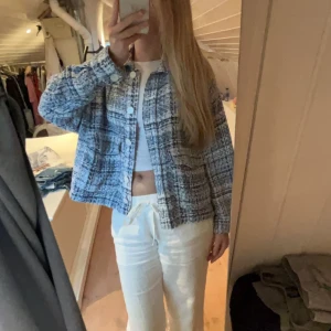 Innejacka - Säljer denna skitsnygga ”jackan” ifrån Zara. Aldrig använda och i toppen skick. I storlek M men snyggt som lite större på mig som har S. Säljs inte längre så svår att få tag på. Tryck på köp nu