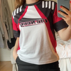 T-shirt - Vintage t-shirt från Old Navy i storlek L, men fungerar som M också🥰 supersnygga tryck på både baksidan och framsidan