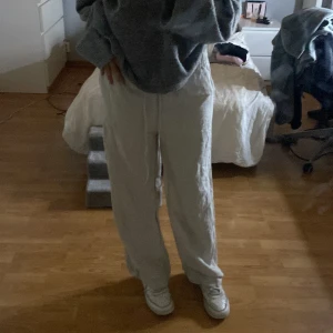 Linnebyxor från hm - Beiga linnebyxor från hm i strl s. Säljer då de är lite för korta för mina smak (är ca 166/167). Inga tecken på användning💞