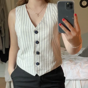 Topp - Jättesnygg väst som tyvärr aldrig kommit till användning, prislappen finns även kvar🥰 en blå och randig i storlek S från zara.