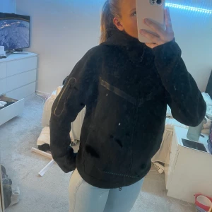 nike air tech - super fin svart nike air tech som har använts ganska mycket men är fortfarande i bra kvalitet! lite nopprig på sidan(kan skicka bild!) 💗 passar allt från Xs-M skulle jag påstå! 🫶🏼🫶🏼 pris kan diskuteras för är lite osäker men köpt för 1000+! 