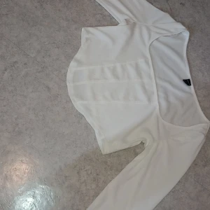 Vit sommartopp mönstrad framdel - Vit sommartopp mönstrad framdel, i ny skick pga storleksfel