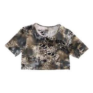Mönstrad crop top - Leopardmönstrad crop top som sitter löst på mig som är storlek S. Storlek står inte på den men skulle tippa att det är storlek L.