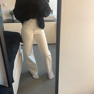 Vita jeans - Vita jeans från pull&bear, nästan aldrig använt💓är 165