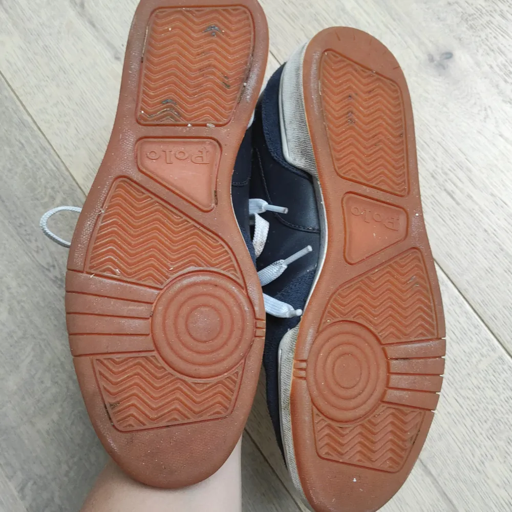 Ett par fina polo/ Ralph Lauren skor, använda typ 2 ggr bara, stiliga å passar med det mesta, storlek 40 . Skor.