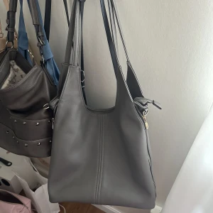 Handväska - Så najs stor väska!! Exempelvis asnajs nu till skolan. Köpt second hand men aldrkg använd av mig