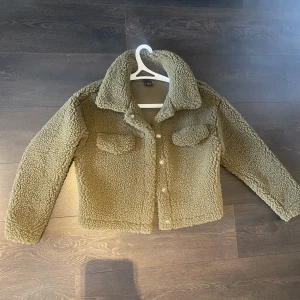 Höstjacka  - Jätte fin och skön militärgrön höstjacka i storlek S köpt från Gina Tricot för 600kr säljer den därför för 350kr +frakt 