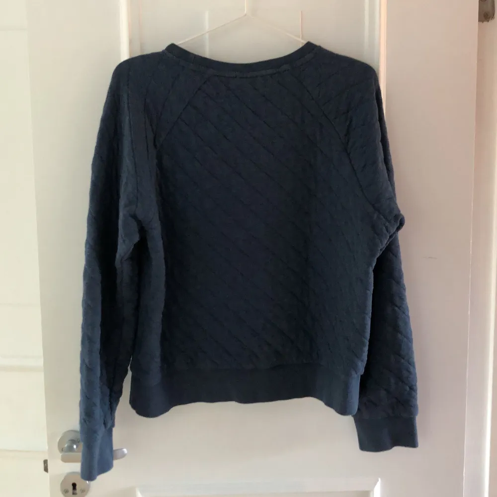 Mörkblå patagonia sweatshirt . Tröjor & Koftor.
