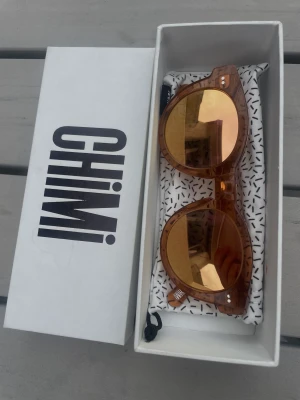 Chimi 03 - Säljer mina chimiglasögon i modellen 03. 💕Andvända men i bra skick. Köpte för 1250 kr och säljer för 250 kr. Köparen står för frakten. 💕 