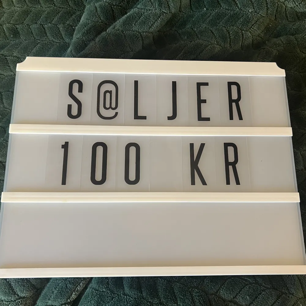 Säljer lightbox för 100 kr, alla bokstäver finns (ej ÅÄÖ)   Saknar några siffror.  Batteriluckan är lite trasig men går att få upp,  6 AA batterier behövs för att den ska lysa!  Vid snabb affär kan pris diskuteras. Övrigt.