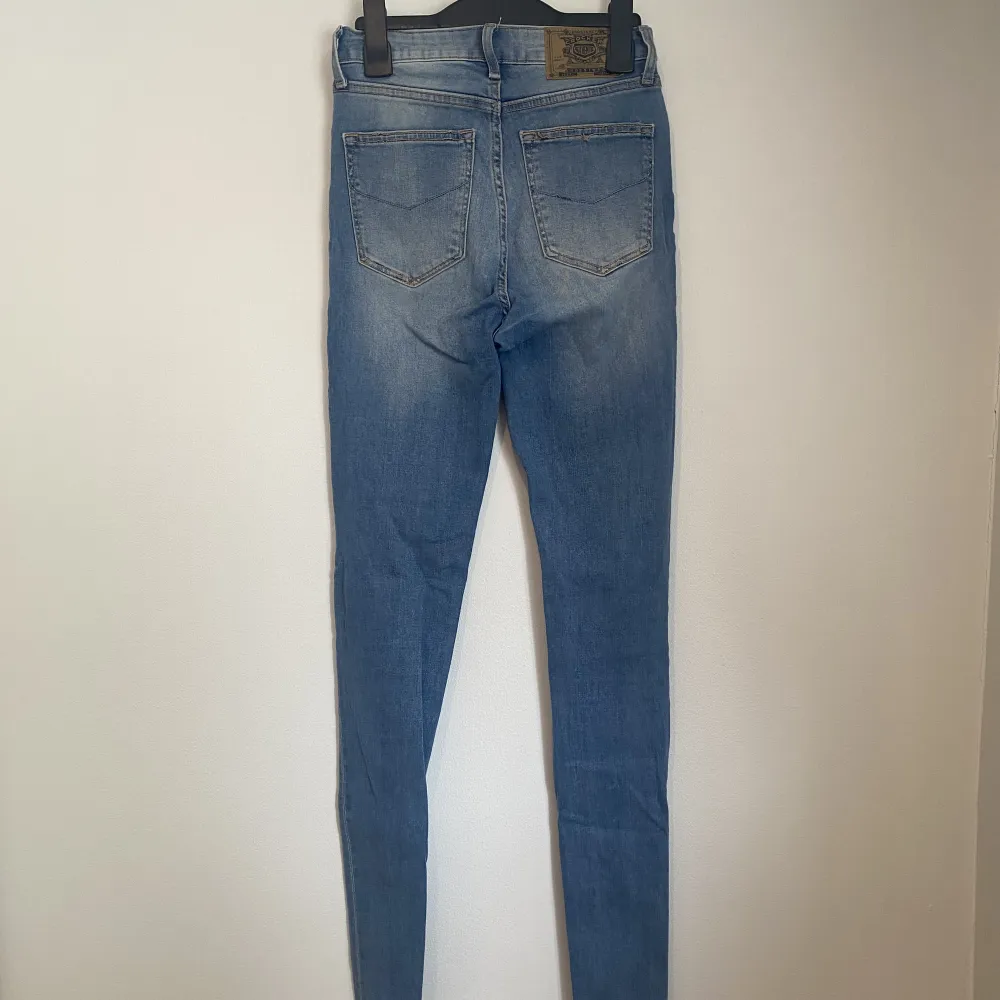 Tajta högmidjade jeans i storlek 26/32. Ligger ute på flera sidor.. Jeans & Byxor.