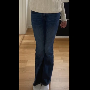 Snygga bootcut jeans - Slutsålda på Lindex hemsida. Säljer då jag känner att de är lite för korta på mig som är 165cm då jag gillar ha dem precis typ till marken. Använda 5 gånger men är i väldigt bra skick. Original pris var 400kr❤️ Pris kan diskuteras!