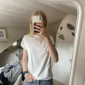 Vit t-shirt - Vit t-shirt med en lite högre krage. Endast använd en gång 👍🏼