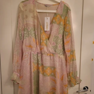 Klänning Only  - Aldrig använd. Prislapp finns kvar. 